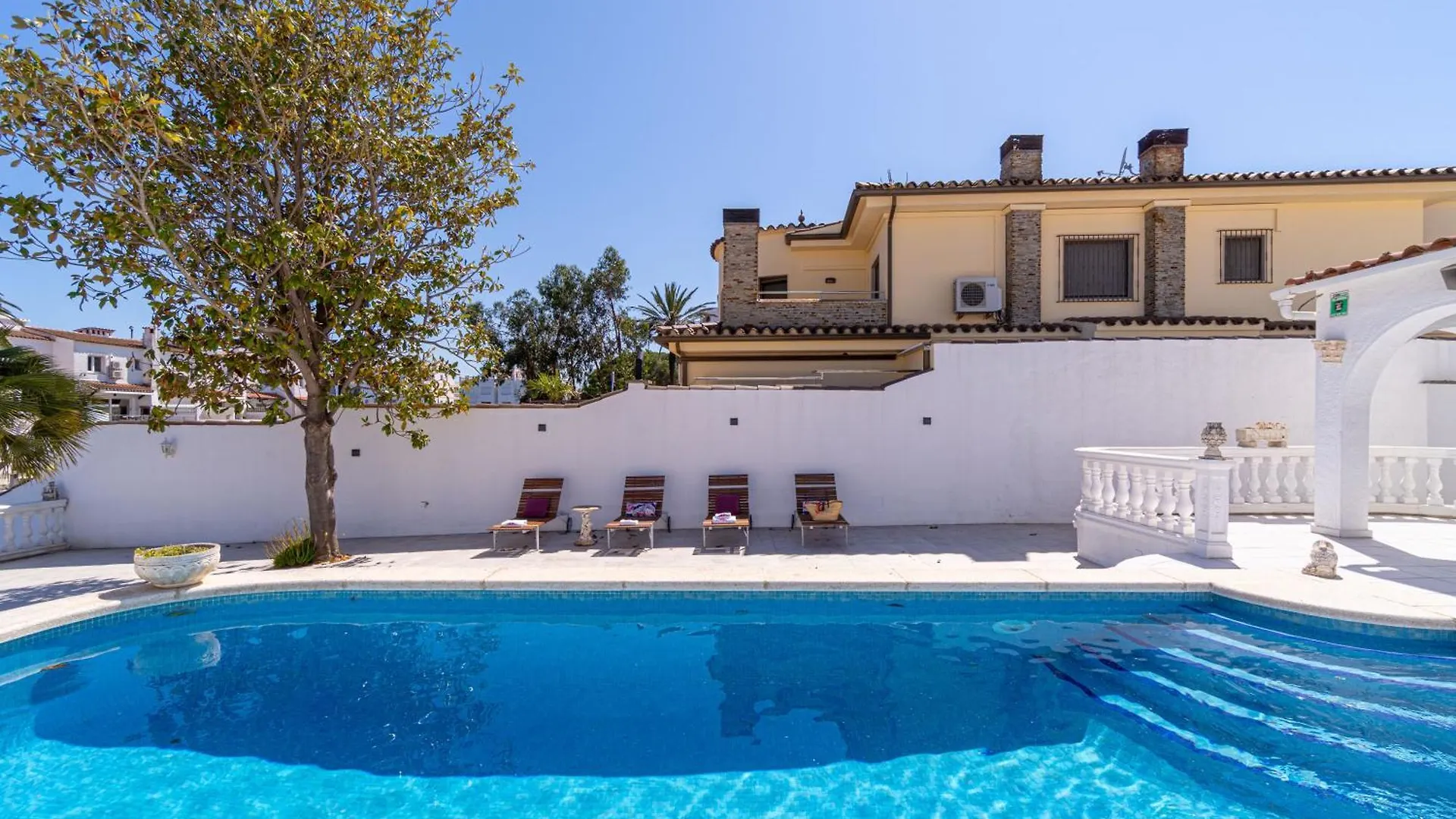 Apart-Rent Casa Llobregat 0100 Empuriabrava Villa