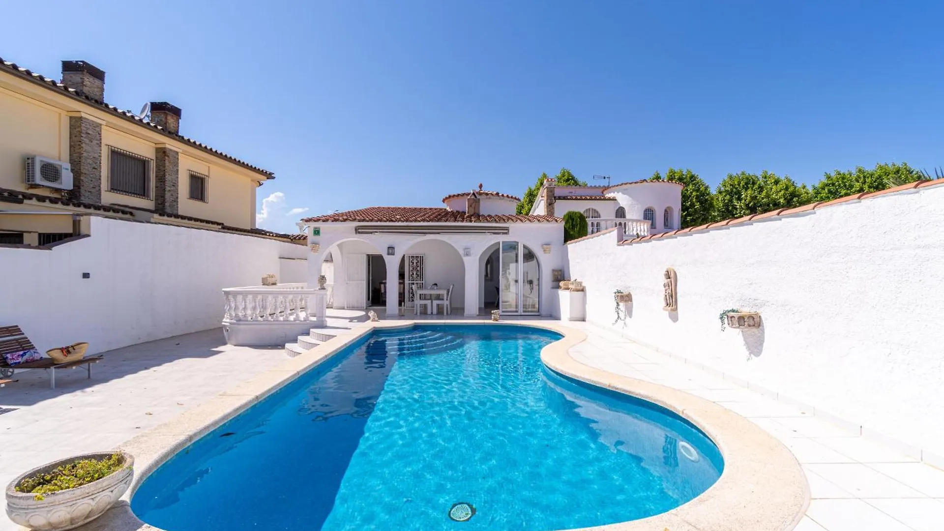 Apart-Rent Casa Llobregat 0100 Empuriabrava Villa
