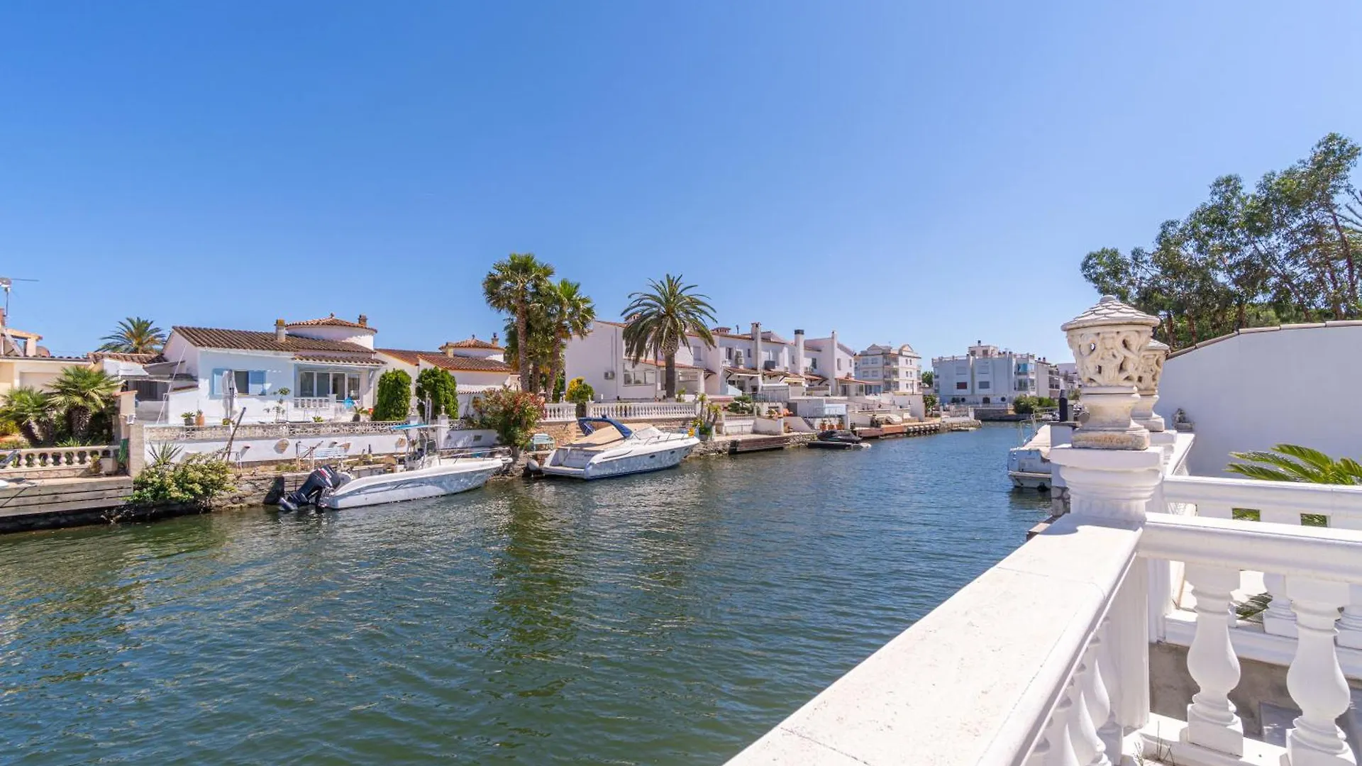 Apart-Rent Casa Llobregat 0100 Empuriabrava Villa